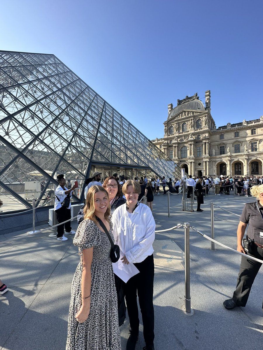 LMHSBand's tweet photo. Last evening in Paris, what an amazing day! Time in the Louvre, concert in Luxembourg Gardens, Seine River Cruise, sun setting at the Eiffel Tower! On to Switzerland 🇨🇭 in the morning. Can’t wait for the mountains! #kentuckyMA23 @musictravel1 https://t.co/M4d5QW6rp2