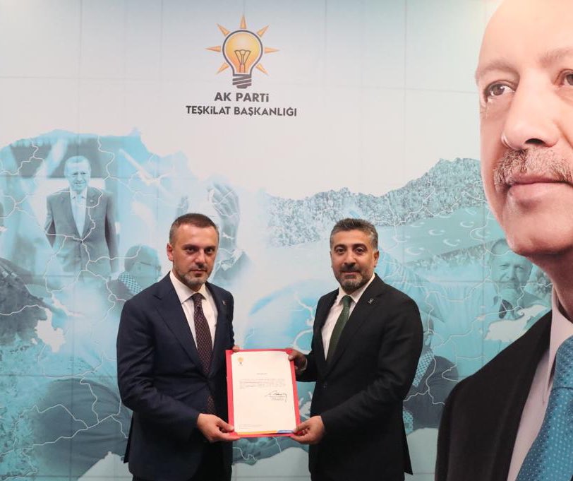 Büyük bir onur ve gururla vekaleten yürüttüğüm AK Parti #Malatya İl Başkanlığı görevini Genel Başkanımız ve Cumhurbaşkanımız Sayın <a href="/RTErdogan/">Recep Tayyip Erdoğan</a>’ın tensipleriyle asaleten görevlendirilerek mazbatamızı Teşkilat Başkanımız Sayın <a href="/erkankandemir/">Erkan Kandemir</a>’in
elinden aldık. Sayın Cumhurbaşkanımız