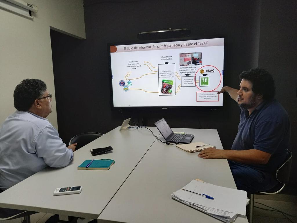 jdmartinezsalga's tweet photo. Esta semana estuvimos reunidos en El Salvador 🇸🇻 con el MAG, el MARN y el CENTA, buscando nuevas colaboraciones en acción climática. La meta es poder impulsar las Mesas Técnicas Agroclimática en todo el país en los próximos años, y ampliar los temas de investigación en conjunto. https://t.co/TisJfyqk3A