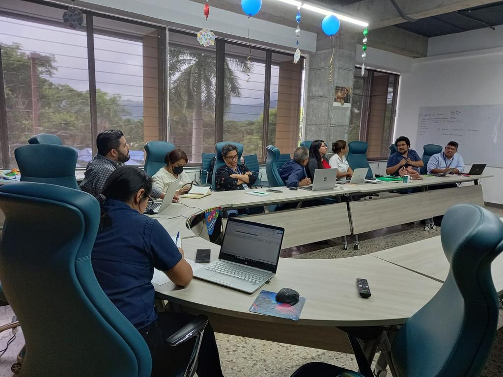 jdmartinezsalga's tweet photo. Esta semana estuvimos reunidos en El Salvador 🇸🇻 con el MAG, el MARN y el CENTA, buscando nuevas colaboraciones en acción climática. La meta es poder impulsar las Mesas Técnicas Agroclimática en todo el país en los próximos años, y ampliar los temas de investigación en conjunto. https://t.co/TisJfyqk3A