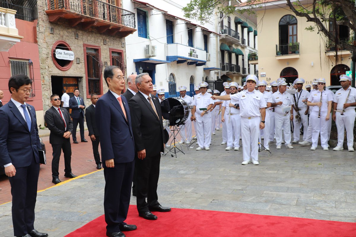 BRepublicanagob's tweet photo. Acompañamos al primer ministro coreano, Han Duck-soo en el acto protocolar de colocación de ofrenda floral en el monumento que honra al Libertador Simón Bolívar, en el Casco Antiguo, acto organizado por @CancilleriaPma. https://t.co/15pZgdbD0X