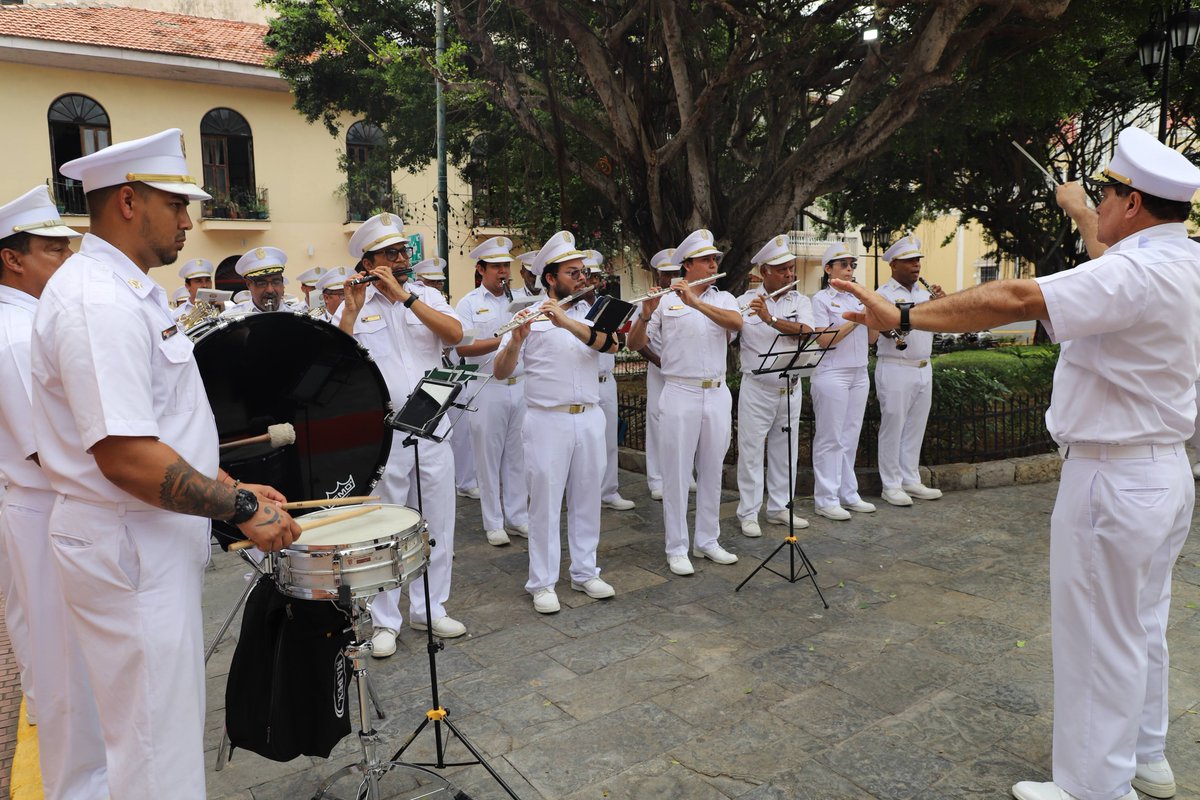 BRepublicanagob's tweet photo. Acompañamos al primer ministro coreano, Han Duck-soo en el acto protocolar de colocación de ofrenda floral en el monumento que honra al Libertador Simón Bolívar, en el Casco Antiguo, acto organizado por @CancilleriaPma. https://t.co/15pZgdbD0X