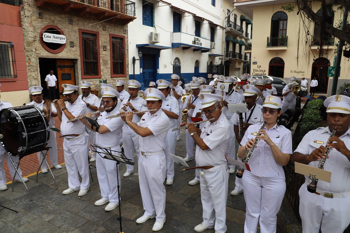 Acompañamos al primer ministro coreano, Han Duck-soo en el acto protocolar de colocación de ofrenda floral en el monumento que honra al Libertador Simón Bolívar, en el Casco Antiguo, acto organizado por <a href="/CancilleriaPma/">Cancillería de Panamá</a>.