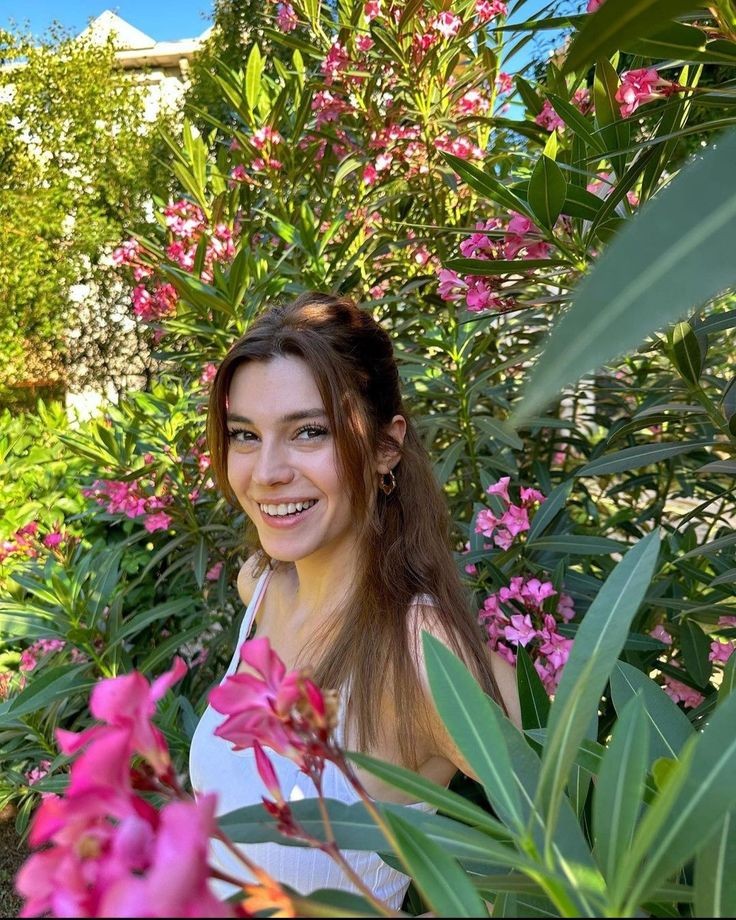 Gel de aşık olma , boşuna çiçek kız demiyoruz 💗🌸

#ElifDoğan