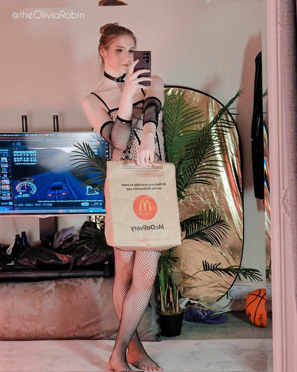 theOliviaRobin's tweet photo. Your Uber eats came with an extra snack 💜 https://t.co/IVTtYVoSi1
