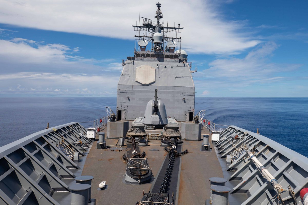 #USSAntietam transits the #SouthChinaSea, part of routine operations in @US7thFleet area of responsibility to maintain #Readiness and support #FriendsPartnersAllies across the #FreeAndOpenIndoPacific.

📸: MC1 Ryre Arciaga