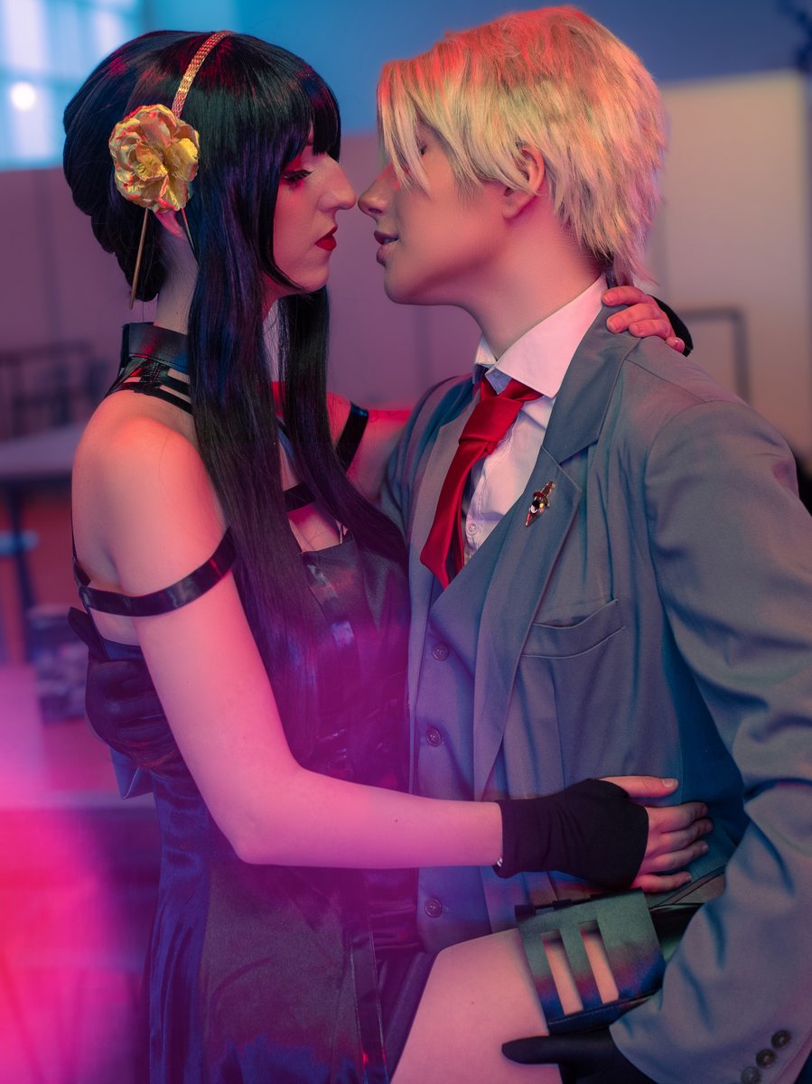 nightsideprince's tweet photo. It's pretty late but I've postponed dropping these pics here for too long now!

Can't put into words how much I adore our Spy Family shoot results!⭐
@phoeniixiia and @Maidmimi_ as the loveliest Yor and Anya💞
#SPYxFamily https://t.co/b3fQWvOxrA