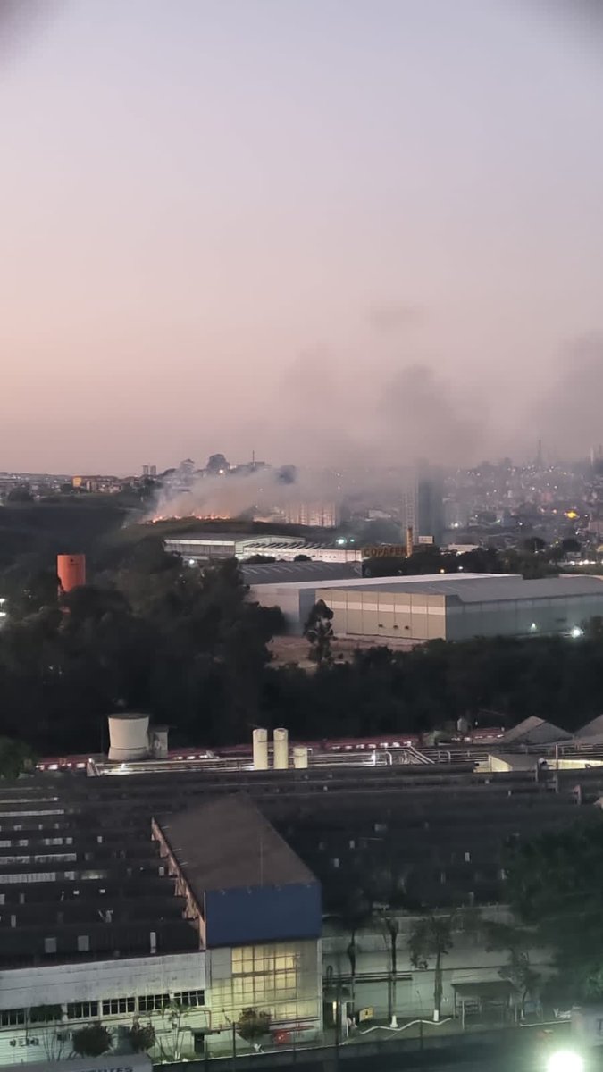 helaine_'s tweet photo. #sptv #sp2 
URGENTE!!! Incêncio agora aqui em Santo André, próximo à Av. Dos Estados! https://t.co/2TFOC6odoa