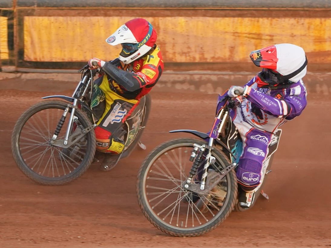 SpeedwayGB's tweet photo. π π₯ππ¦π¨ππ§!
π Sports Insure Premiership
π Pidcock Motorcycles Arena
π¦ @SpeedwayLions 57
π @PboroPanthers 33
β‘οΈ Stewart Dicksonβs side race to their biggest home victory of the campaign as Fricke maxes out (15).
#οΈβ£ #LEIPET #britishspeedwayπ¬π§
πΈ Phil McGlynn https://t.co/RwbX6E4p0w