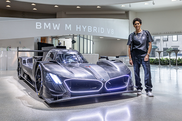 #BMW anuncia colaboración con la reconocida artista @JulieMehretu para crear el 20° BMW Art Car. Mehretu fue elegida por unanimidad por un jurado internacional de directores y curadores de museos y recibirá total libertad para diseñar la colección de BMW de “esculturas rodantes”