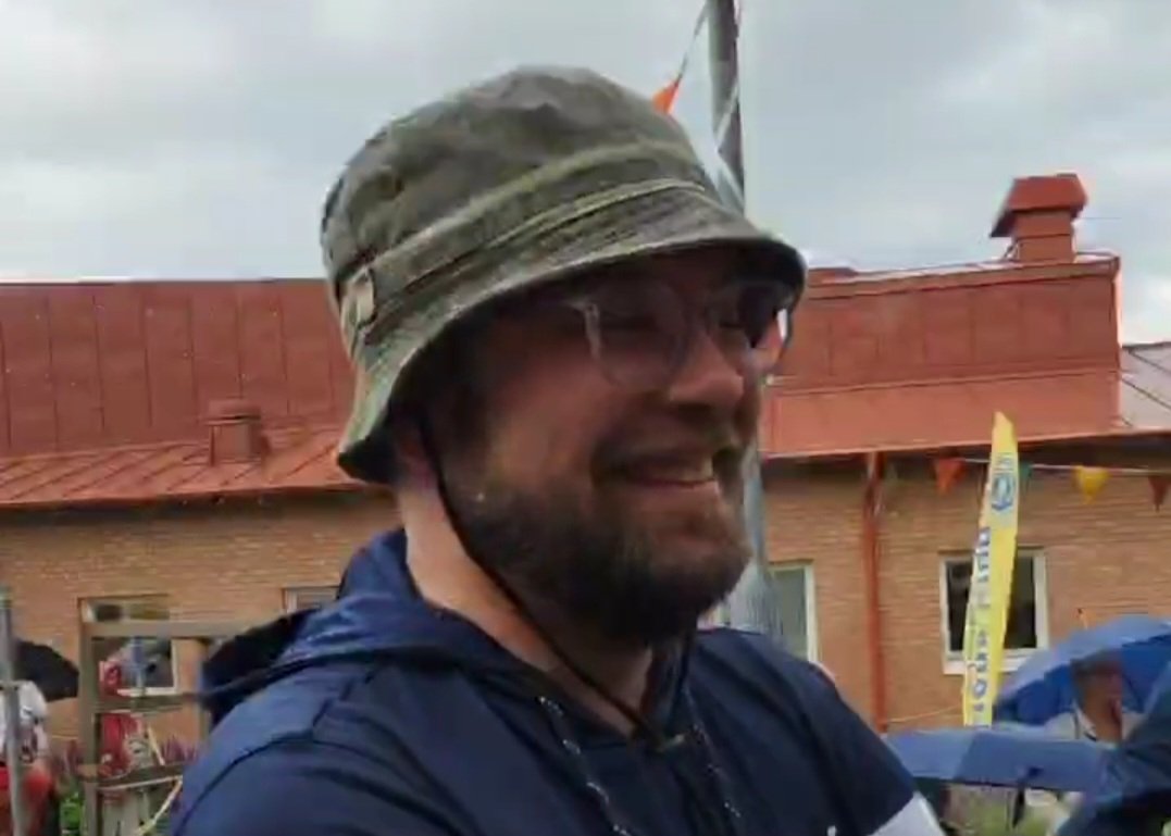 RaeddaSD's tweet image. Regnigt i #Sölvesborg idag 🌧 men @jimmieakesson sjöng med till Kvinnaböske vid Duvans mötesplats 🕊 På söndag spelar #Mjällby borta mot MFF ⚽️