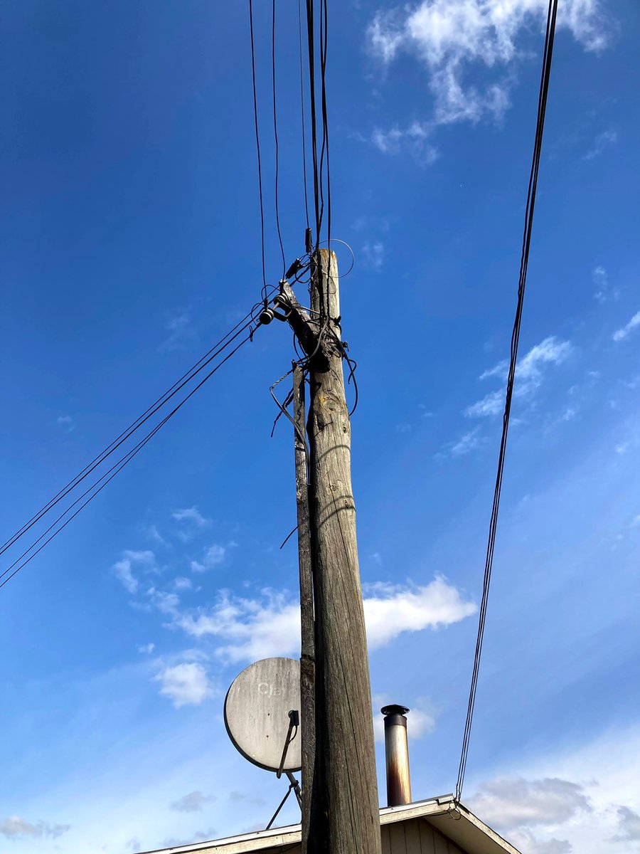 1TUROX's tweet photo. @CGE_Clientes Cables amarrados con alambre peligro de accidente.  Mas de 40 dias en espera de una respuesta y no la tengo  esperan que ocurra un accidente ? Tengo requerimientos se instalaron postes nuevos y los cables siguen en mal estado 𝑻𝒆𝒎𝒖𝒄𝒐 pasaje san jorge 0256 @SEC_cl https://t.co/NH7oNo8qnM