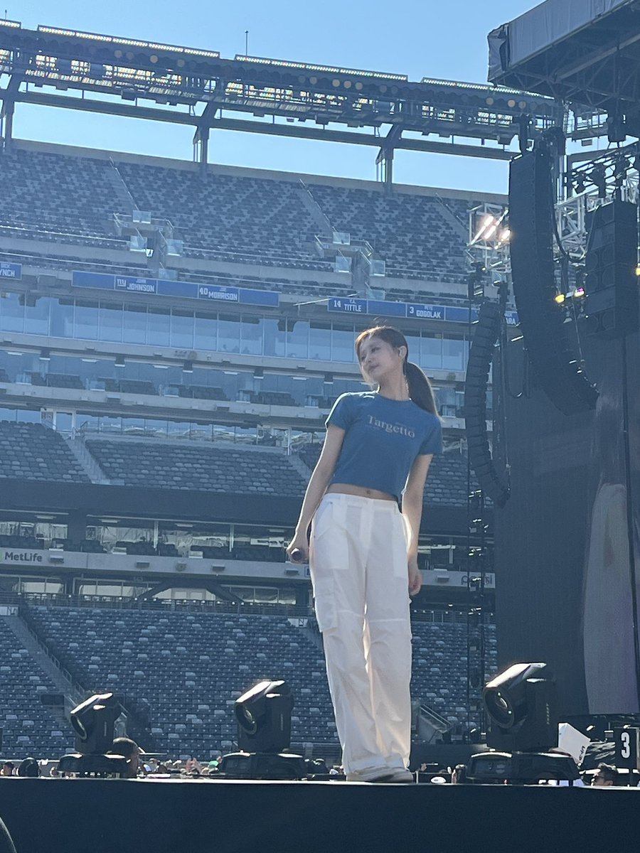 TWICE performed Scandal, Icon and Celebrate for their soundcheck at MetLife just now ❤️
#TWICE_5TH_WORLD_TOUR