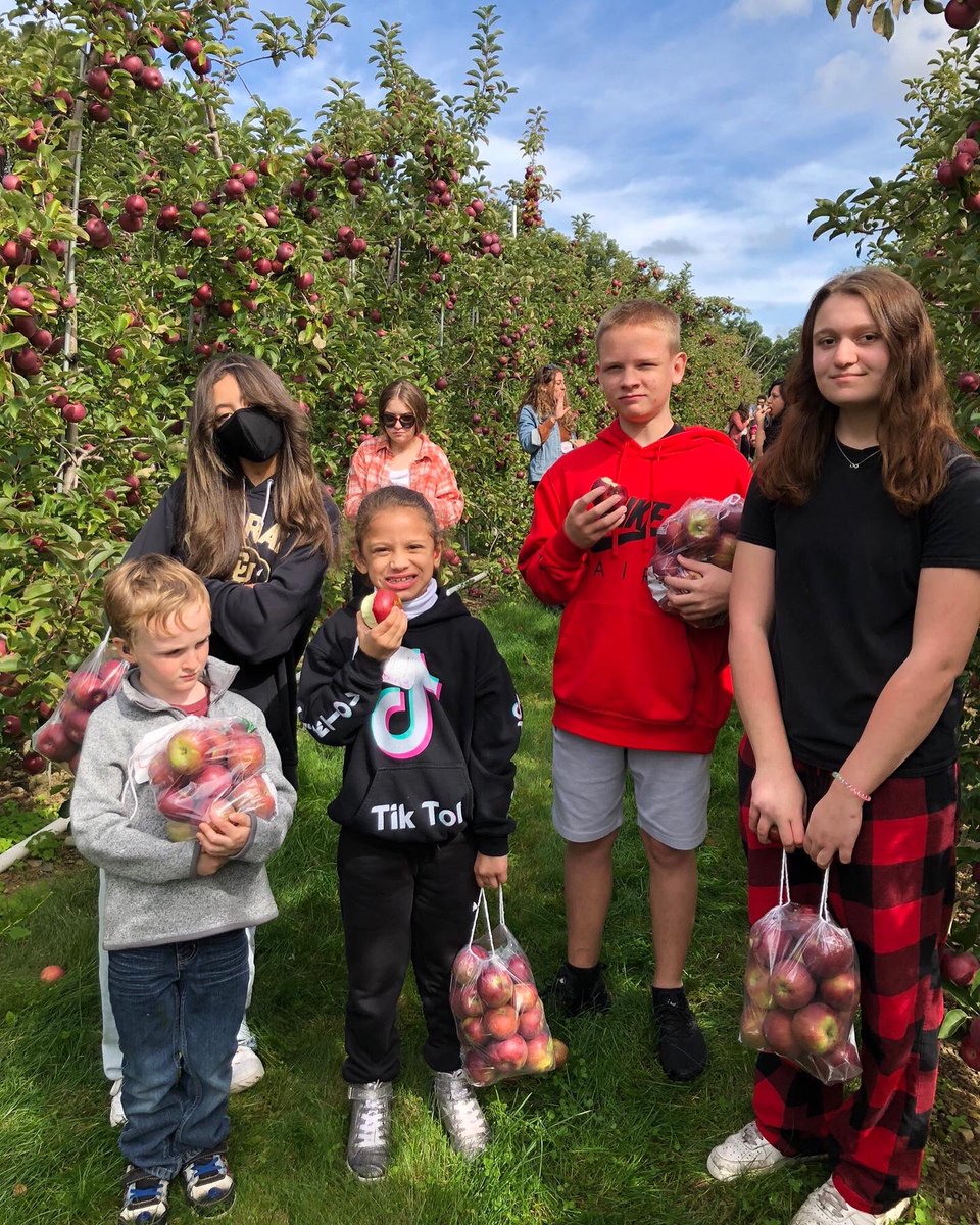 Tbt to our Middle and High Schoolers apple picking with our elementary students ❤️ #deaf #hoh #dhh #schoolprogramforthedeaf #capscollaborative #newton #NewtonMA #newton_ps #tbt #bigelowbulldogs #nnhstigers