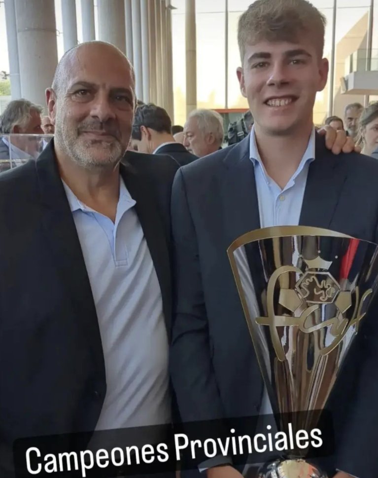 Recogiendo el trofeo de Campeones Juveniles en la Gala 100 aniversario de la <a href="/FCyLF/">RFCYLF</a>