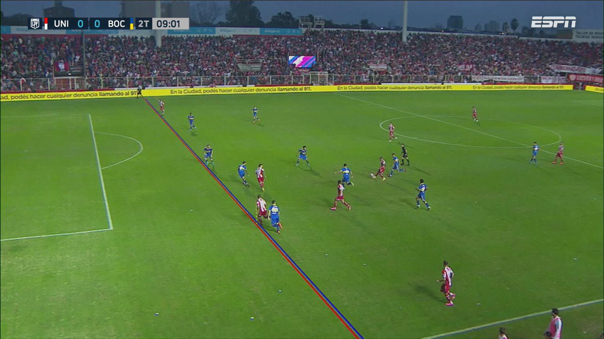 La primera imagen es la que mostraron apenas se vio la jugada, la segunda es después de la revisión del VAR. Realmente editan las fotos para que no se nota que se equivocan? No entiendo nada ya, están manipulando la herramienta a dos manos, es muy triste.