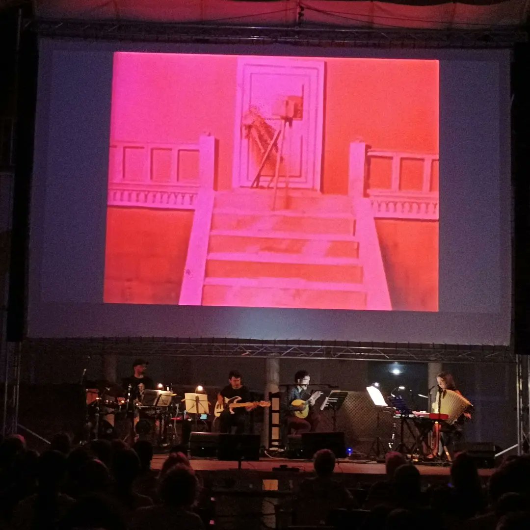 CICUS_'s tweet photo. Comienza la función con el filme de animación "La venganza del camarógrafo". #Cinetones #21Grados, #CICUS @unisevilla https://t.co/RbkHVUUjCi