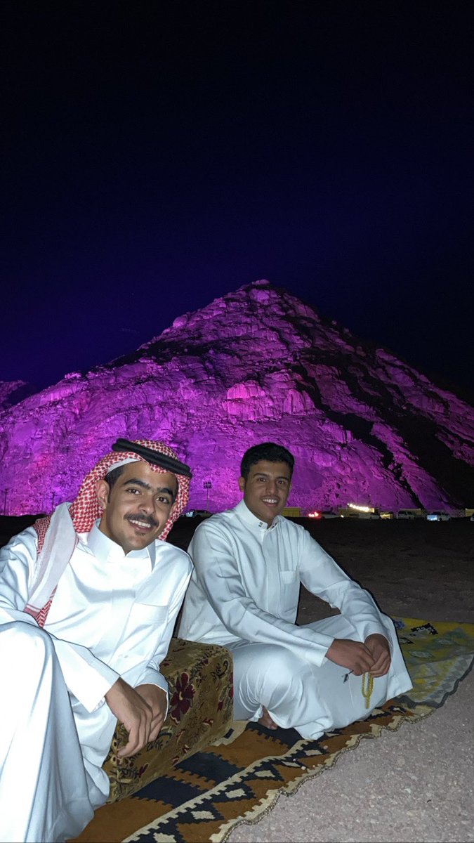 سر يا قلم واكتب من المدح ما طاب
في اللي جزيل المدح يستاهلونه
ناس مزايين والرجا فيهم ما خاب
الروح والقلب فدى لهم لو يطلبونه
واكتب لهم شيك محبه مفتوح الحساب
يسحبون من رصيد الغلى وأبد ما ينقصونه