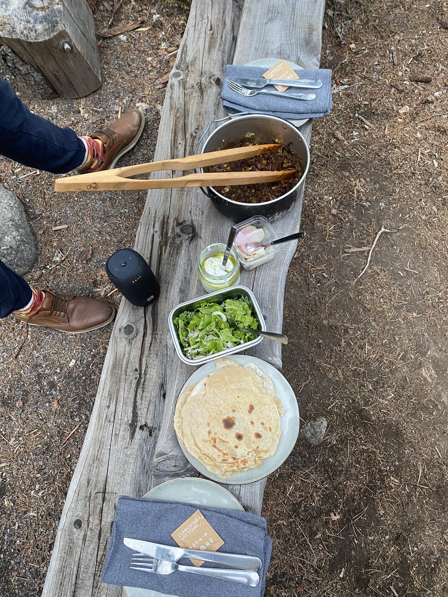 Leigðum skjólvegg með flugnaneti. Þurftum að koma með eigin svefnpoka og vasaljós en fengum svo að elda sjálf mat úr hráefnum úr nágrenninu.

10/10 mæli með