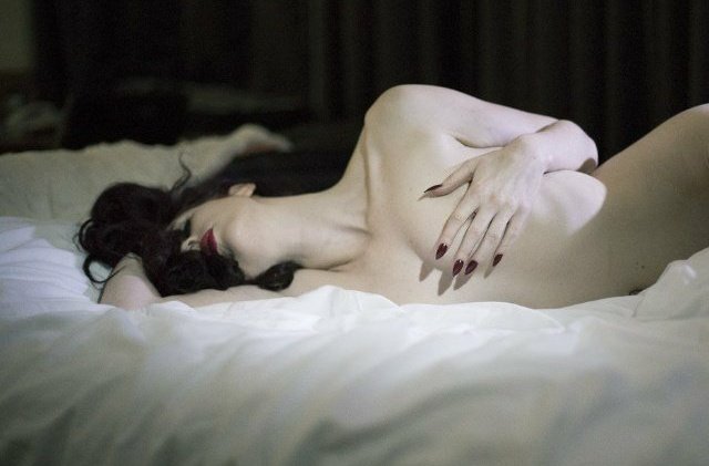 Aquí en mi alcoba,
te pienso
hasta que el sueño
domina,
te imagino 
bordando con tu lengua 
toda mi cuerpo,
copando con amor
cada espacio,
dejando besos de fuego 
que alborotan sentidos
hasta rendirme de placer,
abro ojos, la realidad es otra
no estás y deseo
volver a los sueños.