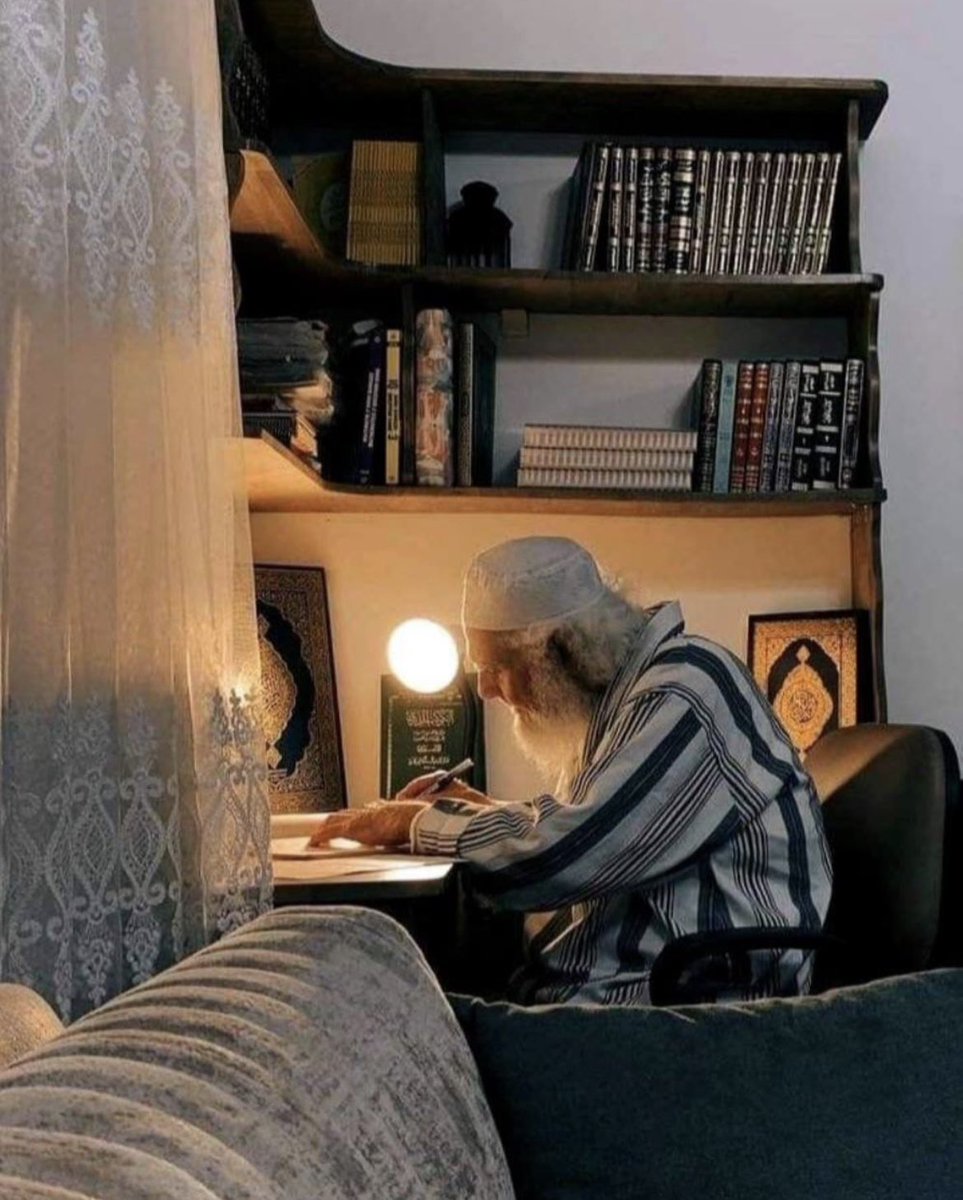 " أتمُّ الناسِ عقلًا مـن تراهُ 
عن الأقوام مشغولًا بنفسه"