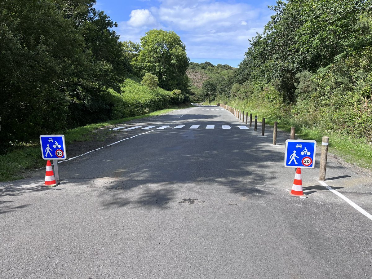 LCyclable's tweet photo. Cette mode qui consiste à baptiser parkings et rues “zone de rencontre” avec juste un panneau me paraît un peu facile. L’espace est ni accueillant ni rassurant, plutôt intimidant voire dangereux pour un enfant. #zone20 https://t.co/ILAI7lquF6