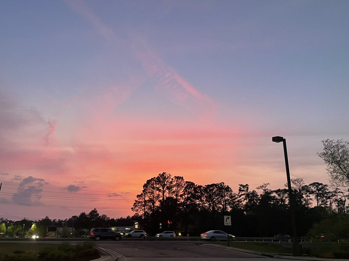 ashleynbunch's tweet photo. Summer sunsets + thunderstorms are my favorites🧡 https://t.co/5TKiUh2hdp