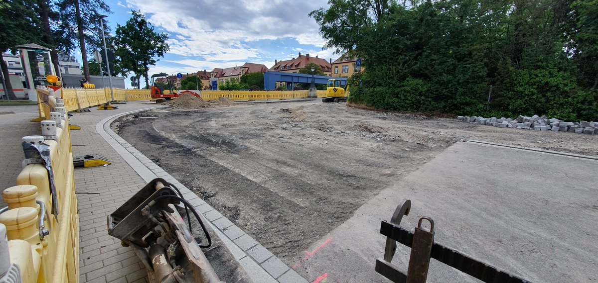 Der Radvorrang bei der Kreuzung des FR2 an der Elsässer Straße wird  derzeit gebaut. Wir freuen uns, dass dies wie versprochen im direkten  Anschluss an die Eröffnung der Stadtbahn Waldkircher Straße angegangen  wird.