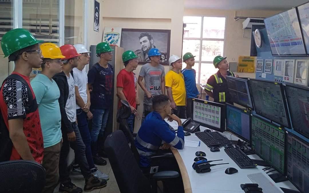 🤝Potenciamos las relaciones Universidad - Empresa.                   
✅Como parte de las prácticas preprofesionales estudiantes de 1er año de la carrera Ingeniería Eléctrica de la #UniversidadDeMoa visita a #PSA. 
<a href="/yurisley_valdes/">Yurisley Valdes Mariño</a> 
<a href="/PireMaday/">Maday Cartaya Pire</a> 
<a href="/DecanoElectrom1/">Decano_Electromecanica</a> 
<a href="/NiurkaPupo/">Niurka S.  León Pupo</a>