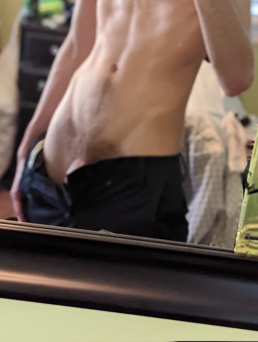 Haven't posted in awhile so here's a blurry pic of me trying on some new pants https://t.co/jUc0em6L