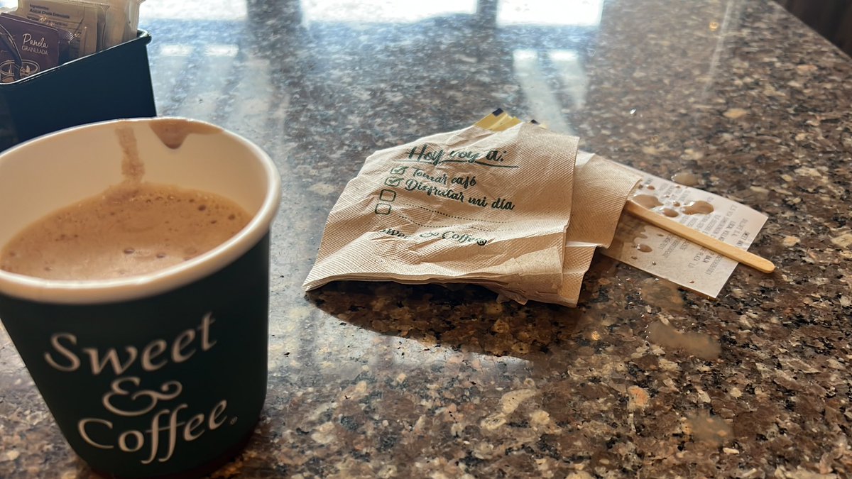 CriticoEcuador's tweet photo. @SweetandCoffee El fondo del vaso se dañó y se regó en la mesa. Pedí ayuda. Se llevaron el vaso, pasaron el contenido en otro vaso y me lo trajeron. Resuelto! 1/3 de café regado y la mesa hecha un desastre. No es mi día https://t.co/1ngYfiOSpL