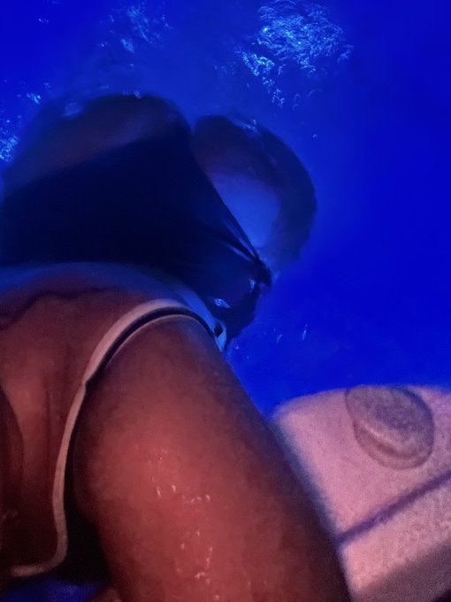 Night time hot tub is my new fav&hellip; who&rsquo;s joining me?? https://t.co/3Ry9d5soxf<a href="/tag/brazilianblowout"class="tags"><span>#brazilianblowout</span></a><a href="/tag/keratin"class="tags"><span>#keratin</span></a>