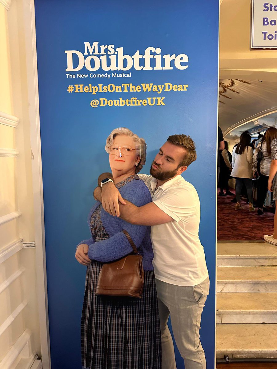 Mike_Reeves15's tweet photo. #theatretripthursday! Fab time tonight @DoubtfireUK! Faithful to the film without trying to be the film (or the iconic performance by Robin Williams). Go see it! #helpisonthewaydear #theatre #westend #musical https://t.co/qH7Dgsc2Vm