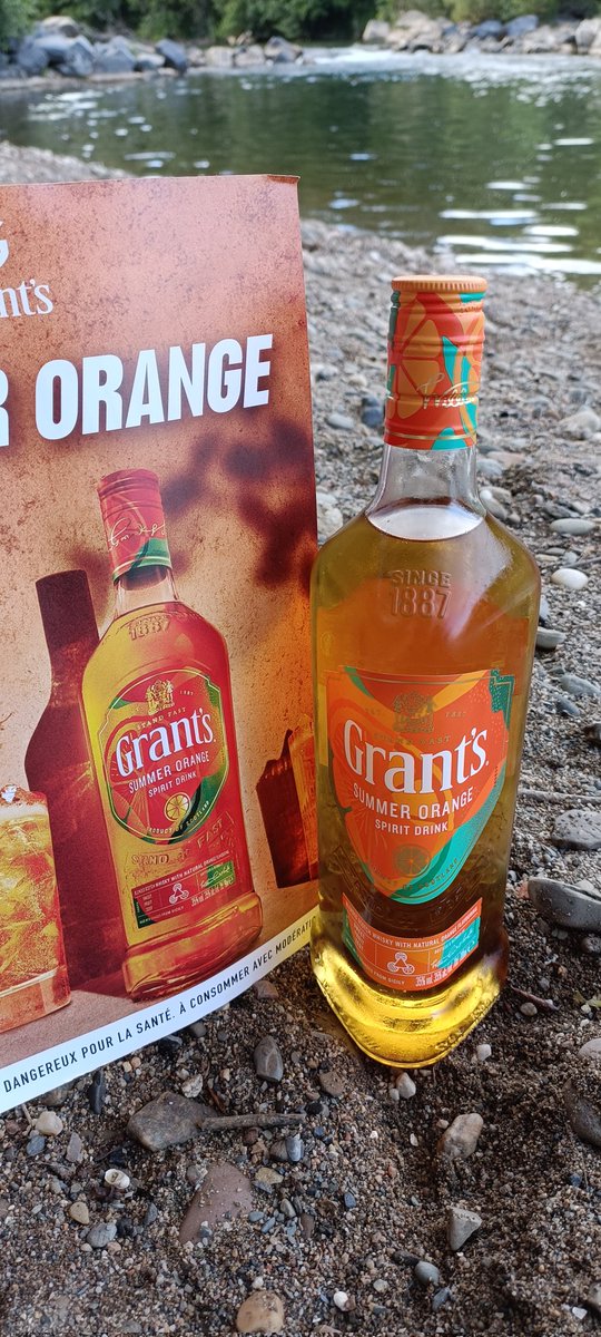 Dégustation de la boisson rafraîchissante au bord de l'eau Grants summer Orange. Excellent en cocktail🥰 ma nouveauté de l'été 2023😜(Surtout à consommé avec modération.)#SummerOrange #Grants #GrantsSummerOrange