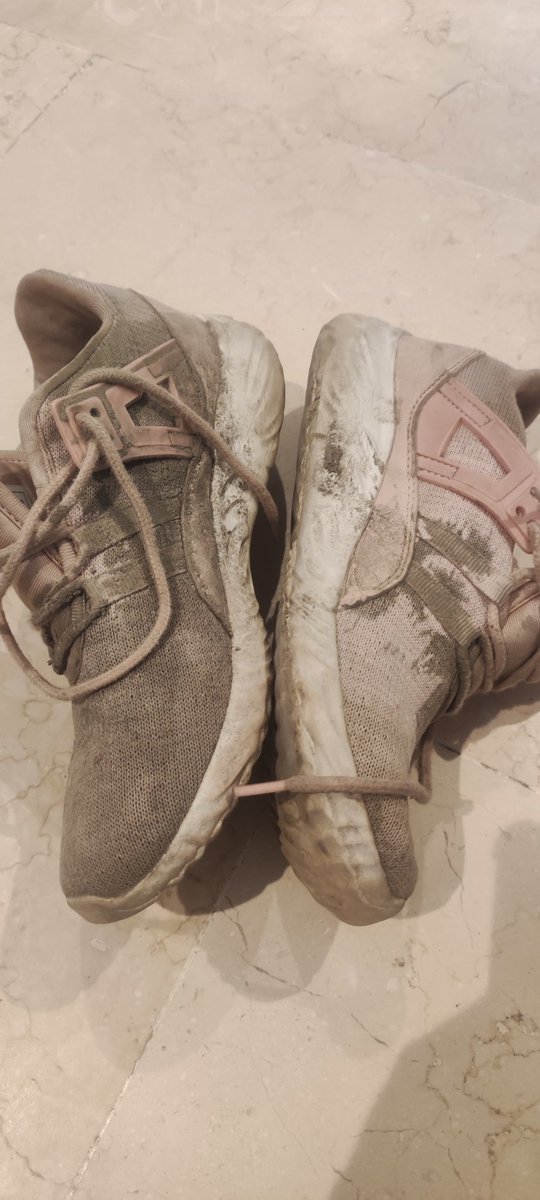 maniconmiel_'s tweet photo. No, en serio. Eran rosadas. La más sucia es donde el barro succionó mi cañuela flaca y la otra es lo que salpicó 😂 https://t.co/QuC2Dv8oF9