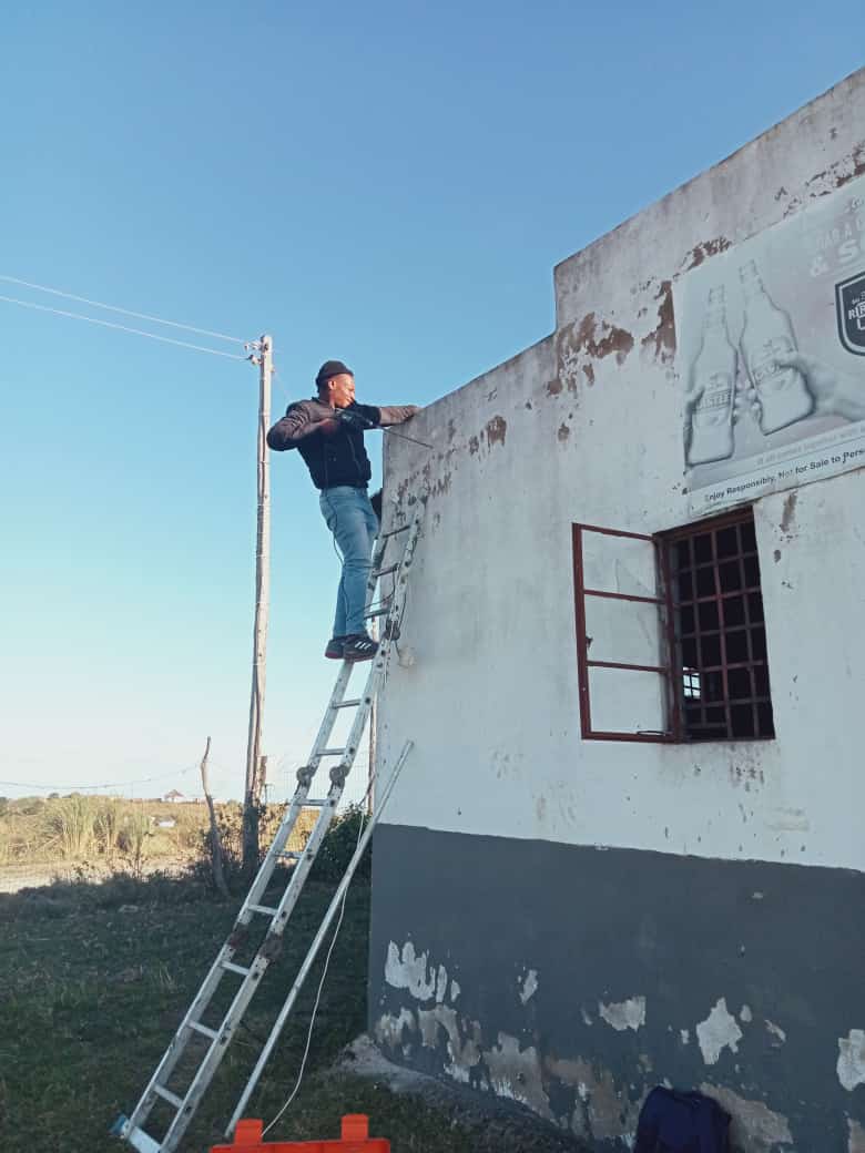 JayMasbulele's tweet photo. Today we completed installing White House bar, electronic payment will be done with no problems, this is the most secured way of running business with less problems. ZENZELENI COMMUNITY NETWORKS PROVIDE AFFORDABLE, RELIABLE AND FAST WI-FI CONNECTION https://t.co/osrPPwMOi4