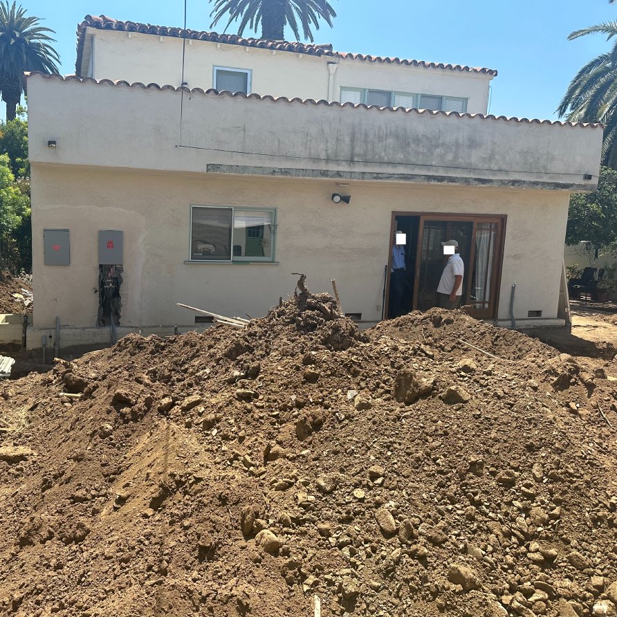 Today's landscape design destruction/construction - a big hole in the ground and a big pile of earth! New pool and spa for my clients in Santa Monica. How exciting! Get your swim suits ready! 😎💦🏊