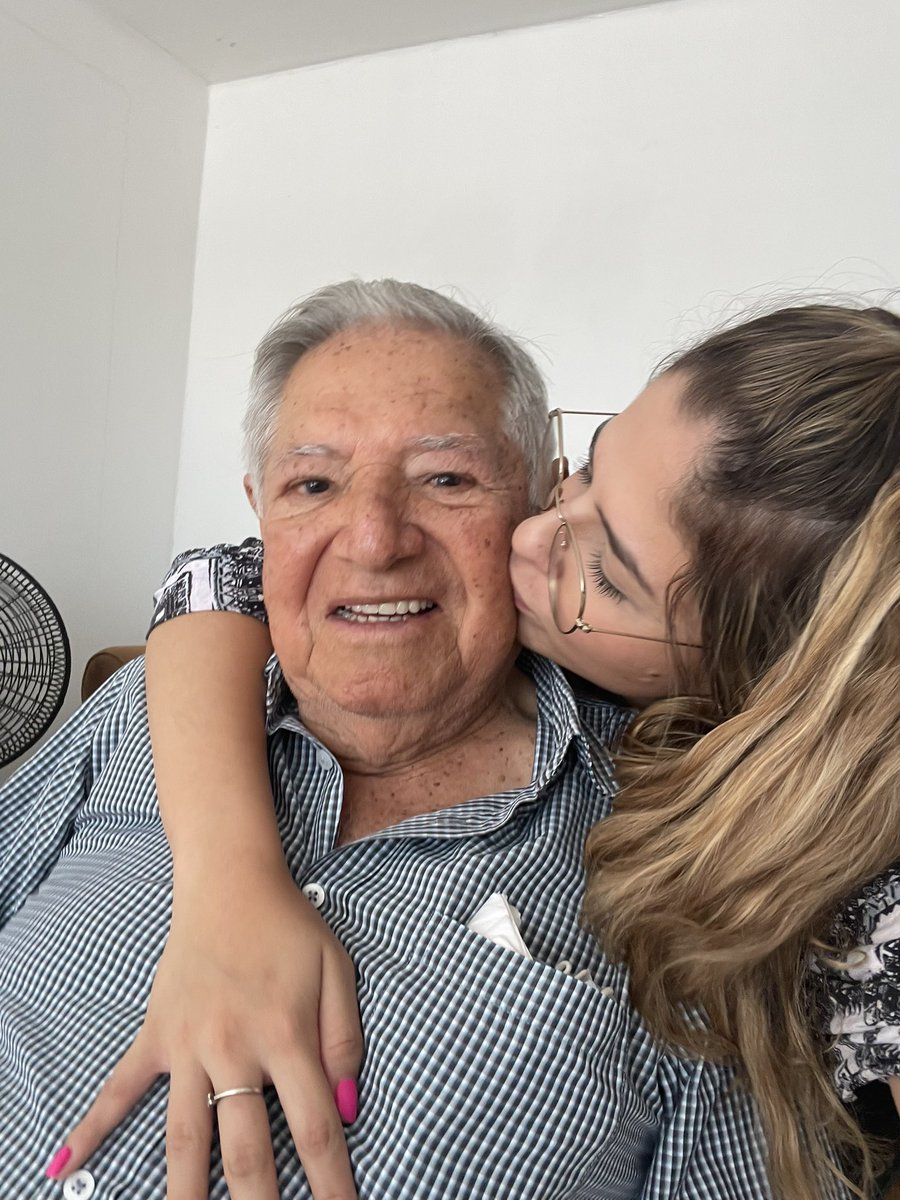 lafarelo_'s tweet photo. Hace un año, mi abuelito (un señor de casi 90 años, con un epoc y problemas de presión arterial) volvió a casa después de estar en UCI  varios días intubado por covid. Tenerlo conmigo un año después me recuerda que Dios SIEMPRE es fiel y lo mucho que nos ama ❤️‍🩹 GRACIAS https://t.co/h0Q5xMLHdg