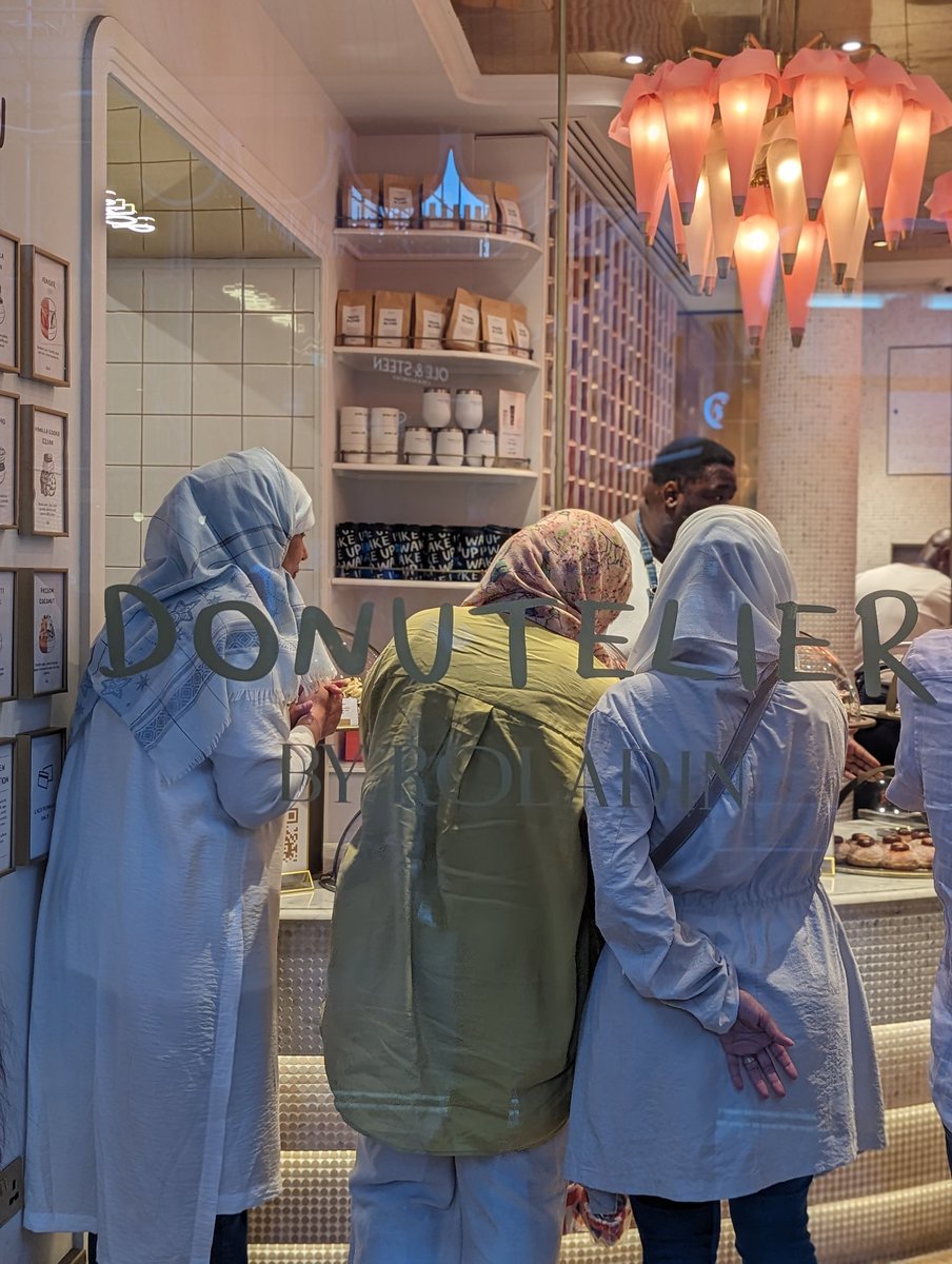 trischi's tweet image. אירוניה מהי: אנשים שהתלוננו על סופגניות רולדין שעולות 15₪ בישראל יקבלו אותן בחנות ייעודית (!) בסוהו לונדון (!!) באמצע הקיץ (!!!) במחיר 6.5£ שהם בערך 31₪, וגם יגידו תודה ויצלמו לאינסטוש. 
כמו כן מלבב לראות קבוצות של נשים בחיג'אב מתפנקות על סופגניית בייגלה מלוח ישראלית אסלית.