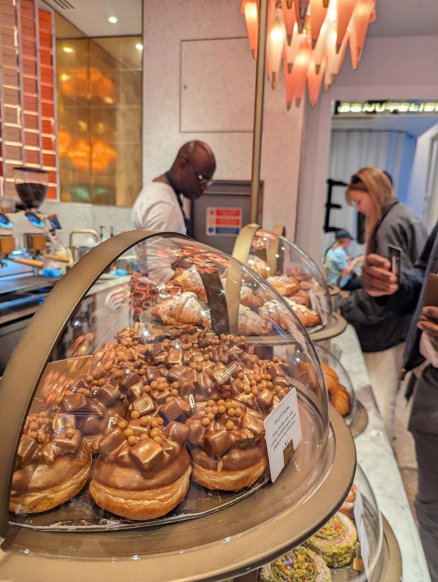 trischi's tweet image. אירוניה מהי: אנשים שהתלוננו על סופגניות רולדין שעולות 15₪ בישראל יקבלו אותן בחנות ייעודית (!) בסוהו לונדון (!!) באמצע הקיץ (!!!) במחיר 6.5£ שהם בערך 31₪, וגם יגידו תודה ויצלמו לאינסטוש. 
כמו כן מלבב לראות קבוצות של נשים בחיג'אב מתפנקות על סופגניית בייגלה מלוח ישראלית אסלית.