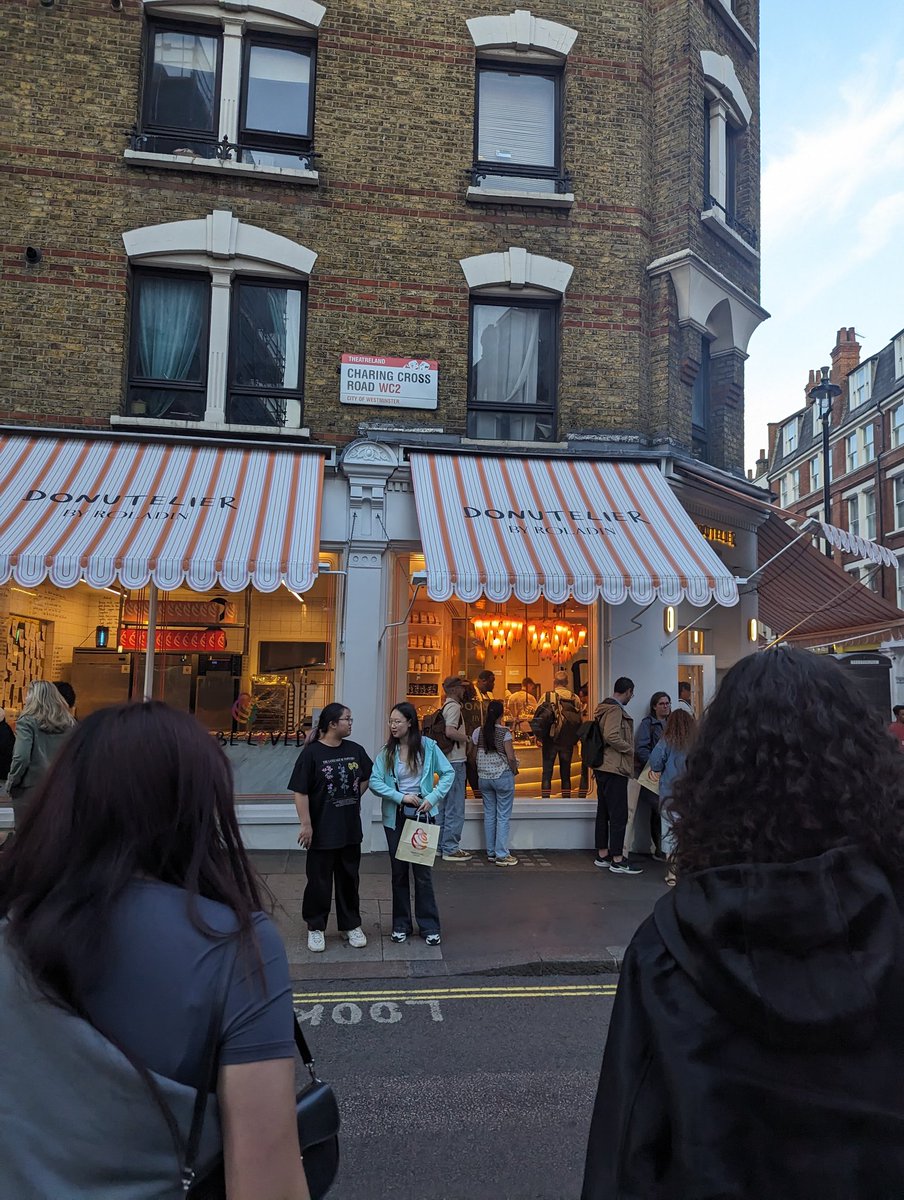 trischi's tweet image. אירוניה מהי: אנשים שהתלוננו על סופגניות רולדין שעולות 15₪ בישראל יקבלו אותן בחנות ייעודית (!) בסוהו לונדון (!!) באמצע הקיץ (!!!) במחיר 6.5£ שהם בערך 31₪, וגם יגידו תודה ויצלמו לאינסטוש. 
כמו כן מלבב לראות קבוצות של נשים בחיג'אב מתפנקות על סופגניית בייגלה מלוח ישראלית אסלית.