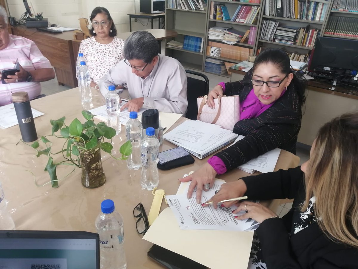 SubdireccionC's tweet photo. Relevo institucional. La @DraOlga2 Salgado Salinas nombró Coordinadora General del Centro de Maestros Ecatepec 4 a la Maestra Karina Tovar Castillo, a quien deseamos éxito en esta nueva tarea.  Al Prof. Ernesto Fernández Cázares le reconocemos el trabajo realizado en su gestión. https://t.co/WeXBnNKMDi