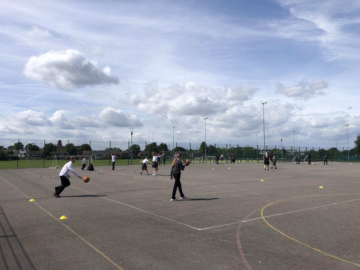 It was lovely to meet our new Year 7’s today! It was clear to see that they all enjoyed taking part in various multi skills led my our Yr 9 Sports Leaders!#Leaders #teamnewman #transitionday @NewmanRC_Head <a href="/NewmanRCCollege/">Newman Catholic College</a>