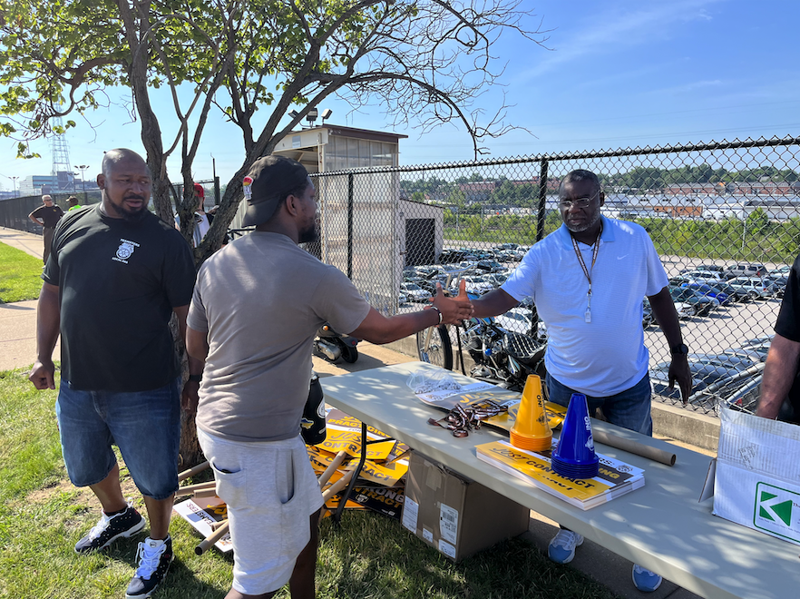 teamsters688's tweet photo. More photos from this mornings practice picket at the Jefferson Avenue UPS Center.
#UnionStrong #Solidarity #PayUp #PartTimePovertyDoesntWork https://t.co/2kZ0KCJyTM
