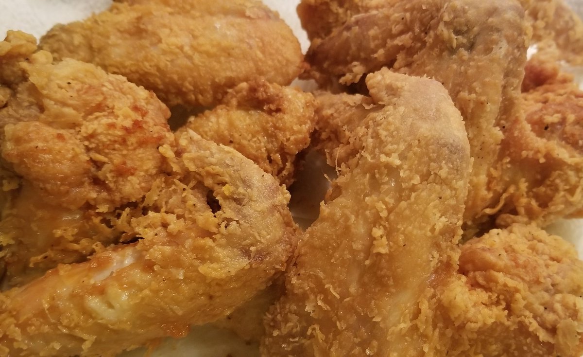 Hey Twitter, 
Today is #NationalFriedChickenDay and your last chance to help Bill advance to round four in the Favorite Chef contest! Please use the link below to vote today . Thanks!
favchef.com/2023/bill?fbcl…
#colossalimpact
#favoritechef
#jamesbeard #friedchicken