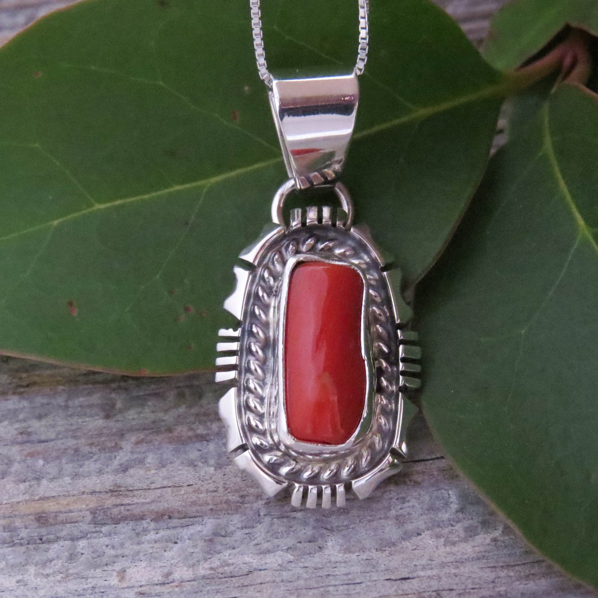 Red Coral brings color to every occasion! Native American Red Coral Sterling Silver Necklace SHOP HERE:🌺 etsy.me/3PLk4GV 🌺
#coraljewelry #redjewelry #nativeamericanjewelry #sterlingsilvernecklace #southwesternjewelry