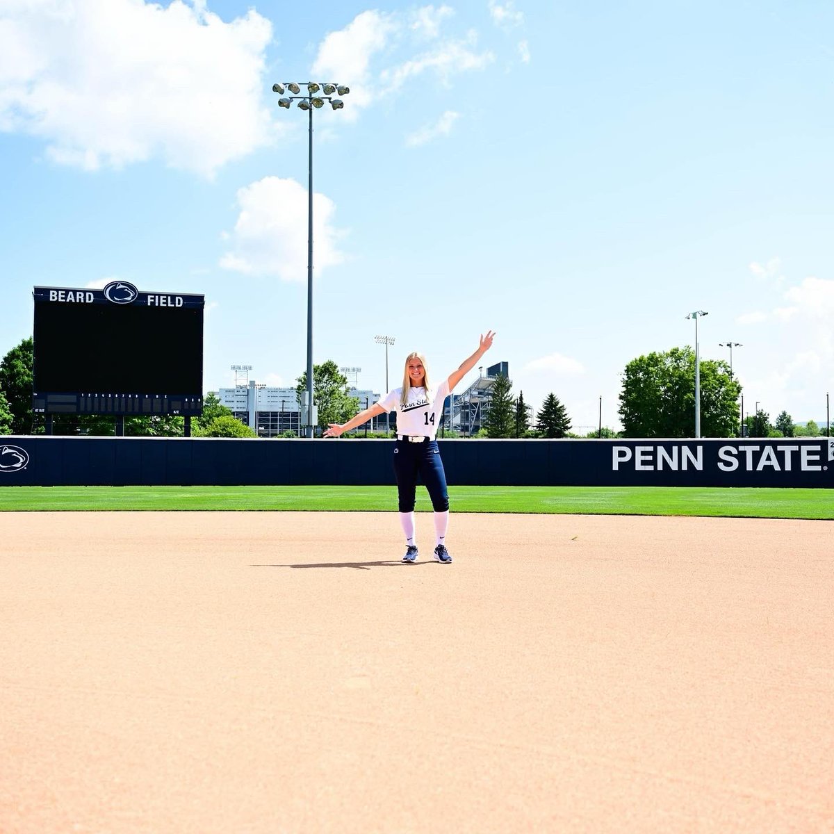 hayliebrunson22's tweet photo. Back where it all began!! Super excited for these next 2 years! #WeAre 🦁💙 https://t.co/5uvw89d8dl