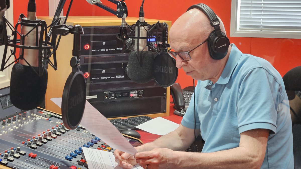 Working with @RadioSMHR and @greatesthitsuk at 7pm tonight listen to Ken Bruce's 'Back to the Start'. As part of @NHS75 celebrations, Ken explains how he started in Hospital Radio, and why it's still so relevant. See radiofrimleypark.co.uk/news.php #hospitalradio