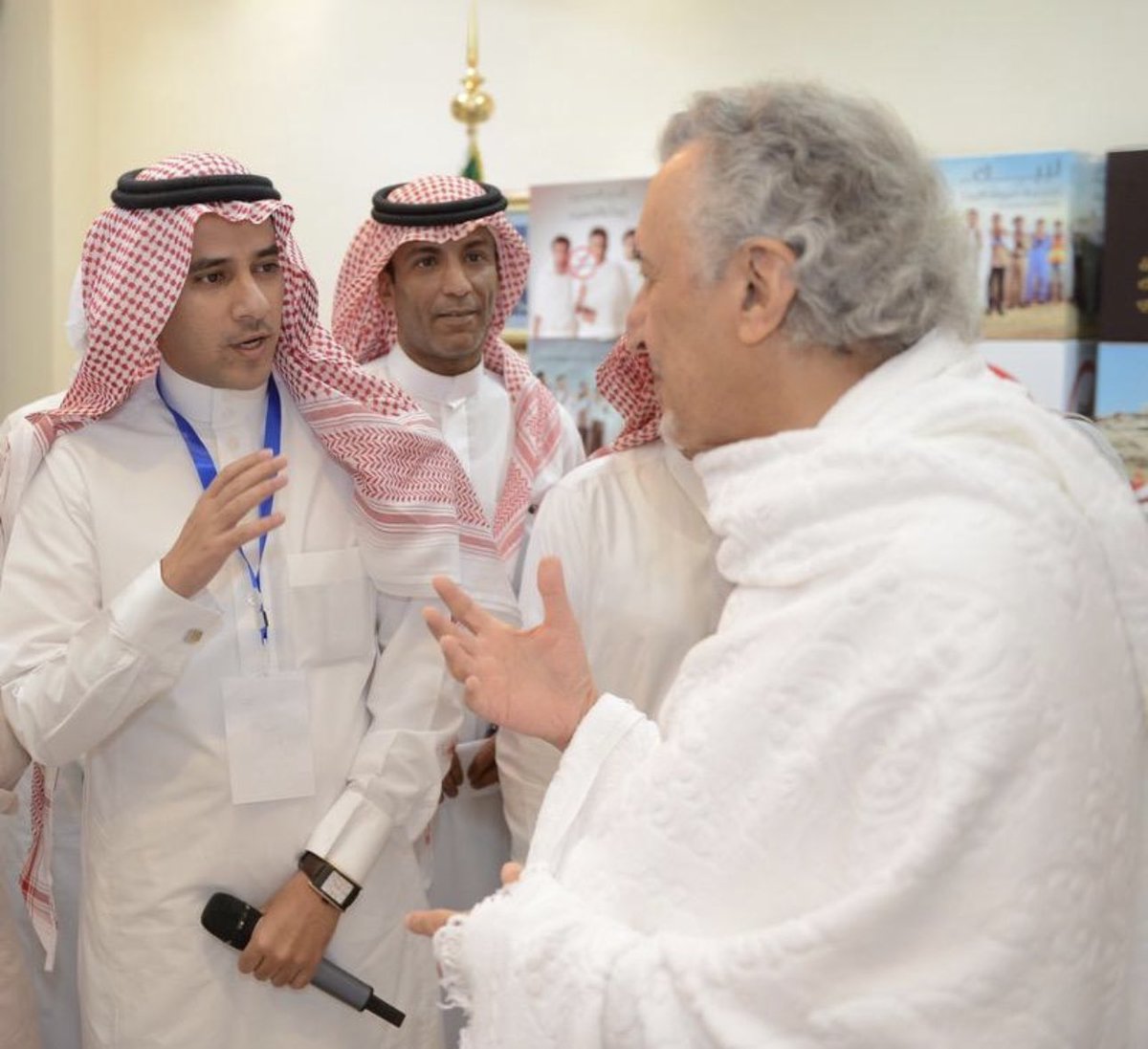 ksaasd1's tweet image. ومَا بينَ الضُّلوعِ إليكِ شَوقٌ
تَزُولُ الرَّاسِياتُ ولا يَزُولُ
يظل الأمير #خالد_الفيصل
مصدر إلهام على مر الأعوام
مدّك الله بالصحة ومتعك بالسعادة سيدي 🙏