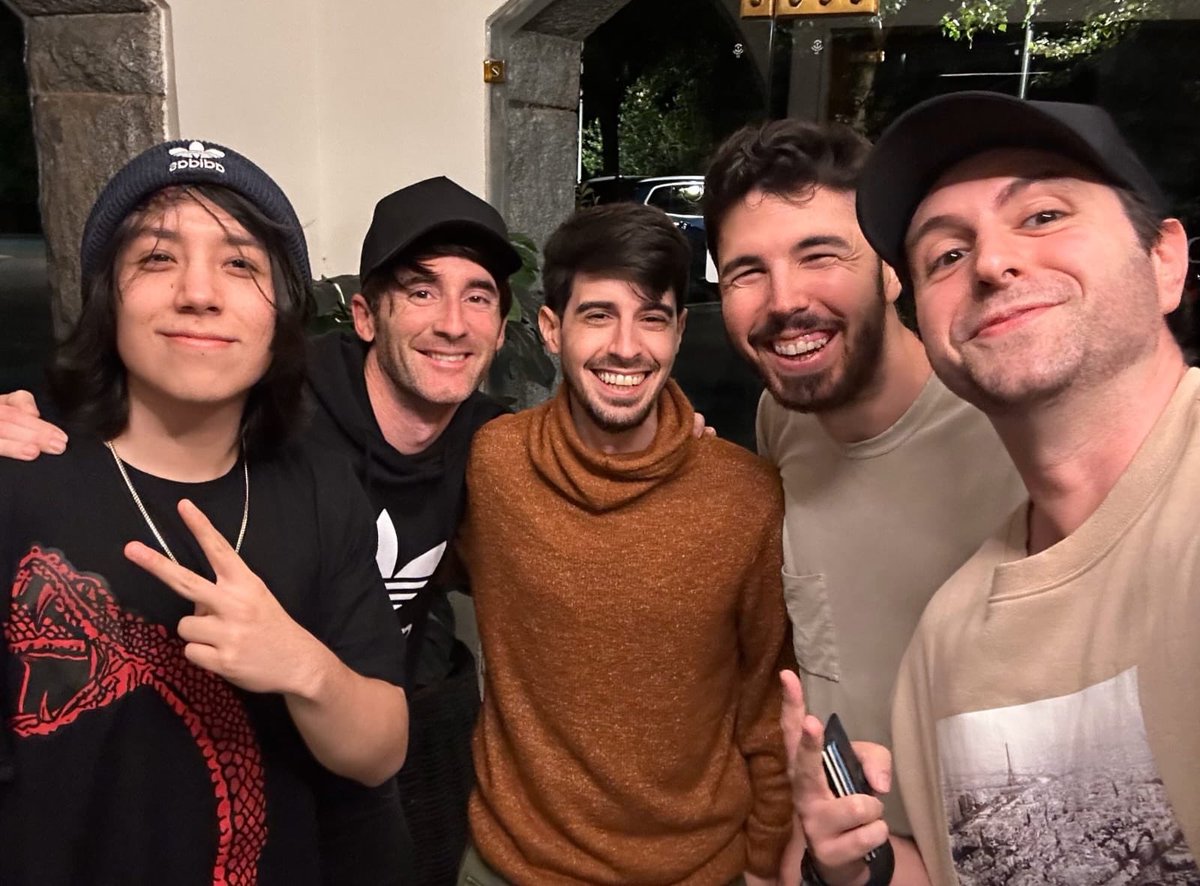 "CHICOS KARMALAND":
Porque Quackity, Luzu, Alexby, Willyrex y Vegetta se juntaron y se tomaron una foto.